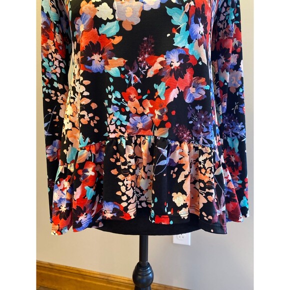 Floral Blouse Size Small to Medium Pinks Blues Rounded Neck Hi Low Hem Top CUTE! - Picture 3 of 9